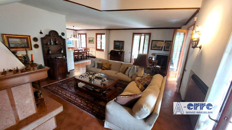 Splendida villa singola di grandi dimensioni, situata su un giardino privato di oltre 3000 metri,...