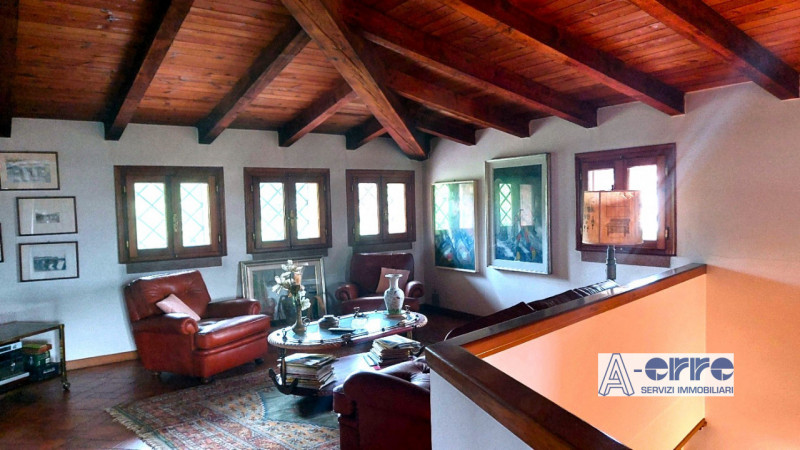 Splendida villa singola di grandi dimensioni, situata su un giardino privato di oltre 3000 metri,...