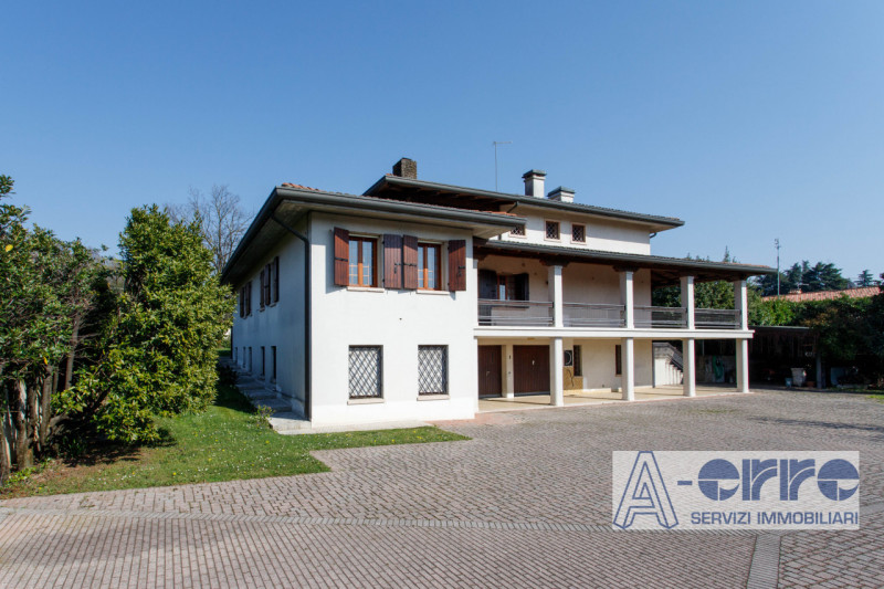 A San Zenone degli Ezzelini, in posizione riservata ma comoda ai principali collegamenti, proponi...