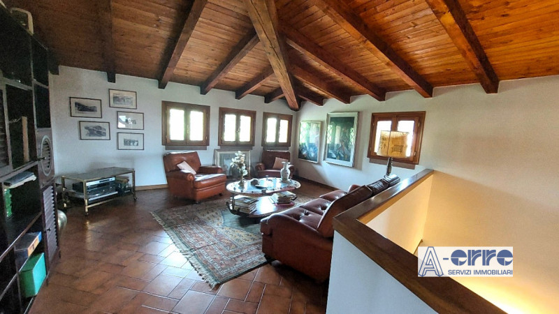 Splendida villa singola di grandi dimensioni, situata su un giardino privato di oltre 3000 metri,...