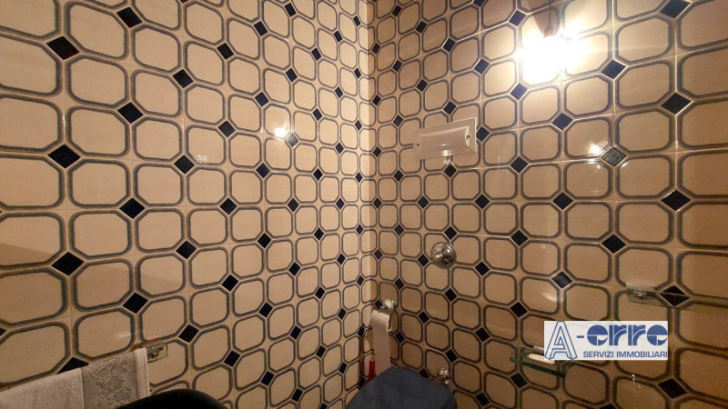 Splendida villa singola di grandi dimensioni, situata su un giardino privato di oltre 3000 metri,...