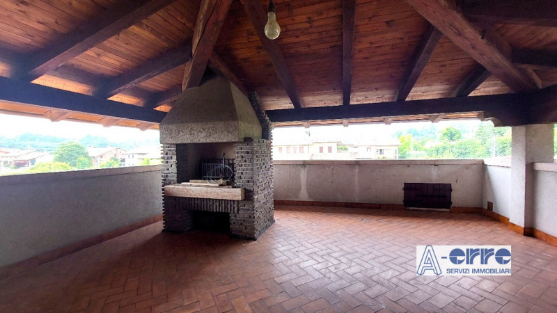 Splendida villa singola di grandi dimensioni, situata su un giardino privato di oltre 3000 metri,...