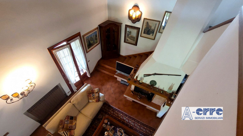 Splendida villa singola di grandi dimensioni, situata su un giardino privato di oltre 3000 metri,...