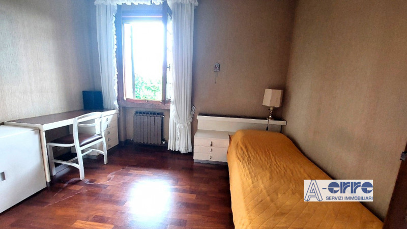 Splendida villa singola di grandi dimensioni, situata su un giardino privato di oltre 3000 metri,...