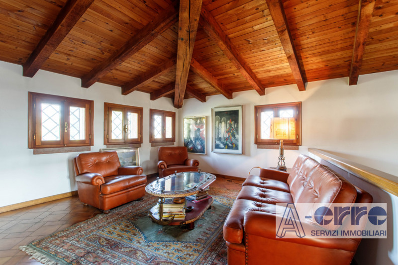 A San Zenone degli Ezzelini, in posizione riservata ma comoda ai principali collegamenti, proponi...