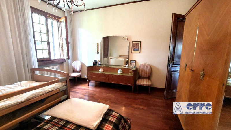 Splendida villa singola di grandi dimensioni, situata su un giardino privato di oltre 3000 metri,...