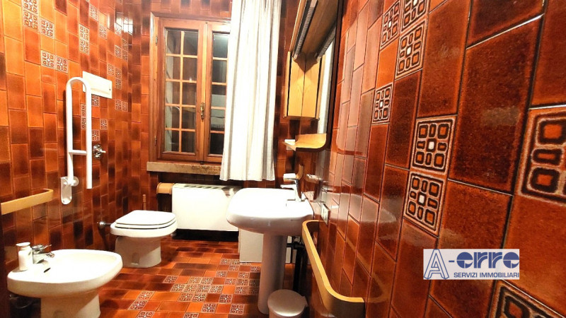 Splendida villa singola di grandi dimensioni, situata su un giardino privato di oltre 3000 metri,...