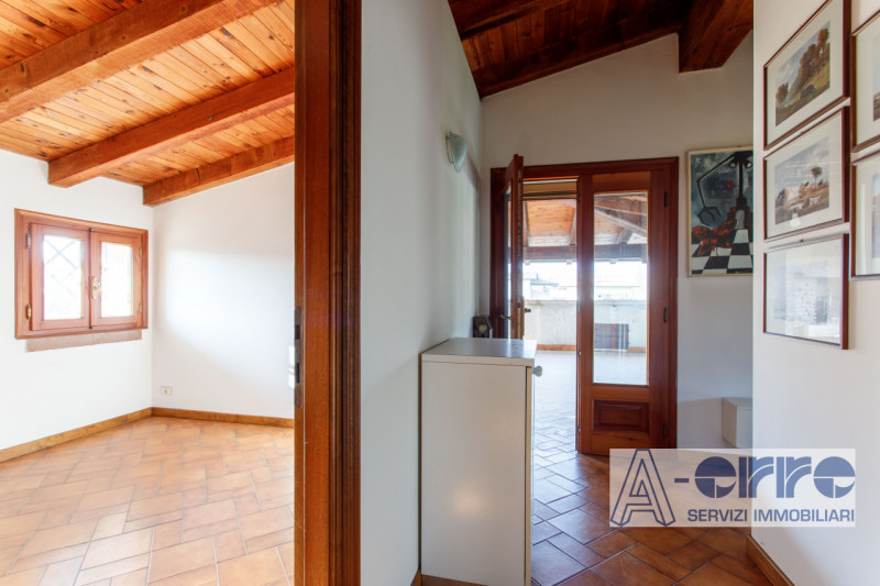 A San Zenone degli Ezzelini, in posizione riservata ma comoda ai principali collegamenti, proponi...