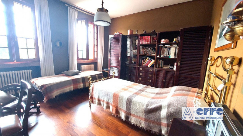 Splendida villa singola di grandi dimensioni, situata su un giardino privato di oltre 3000 metri,...