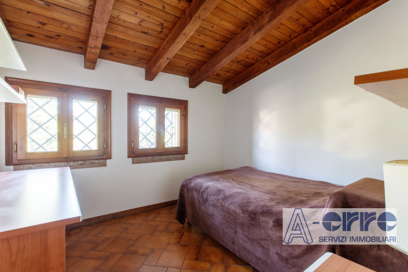 A San Zenone degli Ezzelini, in posizione riservata ma comoda ai principali collegamenti, proponi...