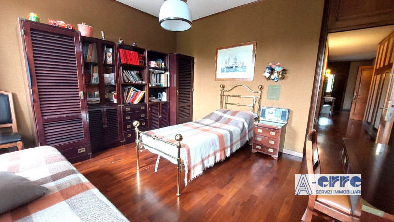 Splendida villa singola di grandi dimensioni, situata su un giardino privato di oltre 3000 metri,...