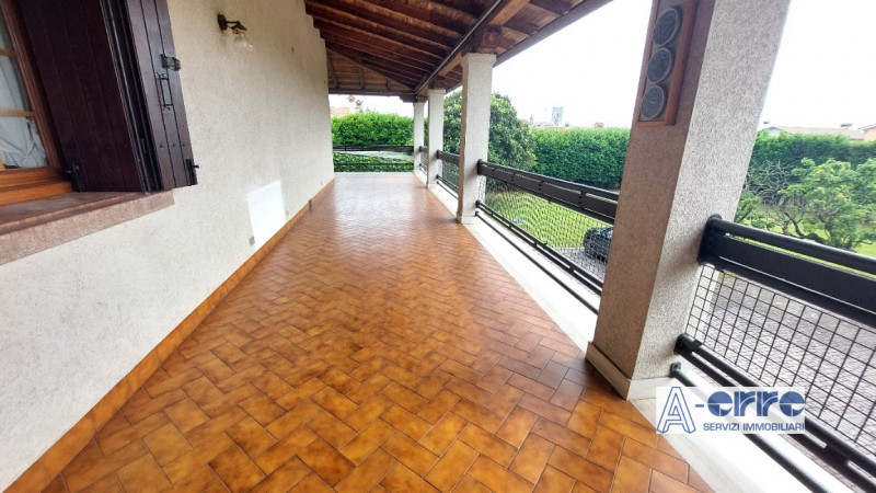 Splendida villa singola di grandi dimensioni, situata su un giardino privato di oltre 3000 metri,...