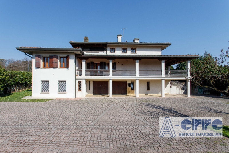 A San Zenone degli Ezzelini, in posizione riservata ma comoda ai principali collegamenti, proponi...