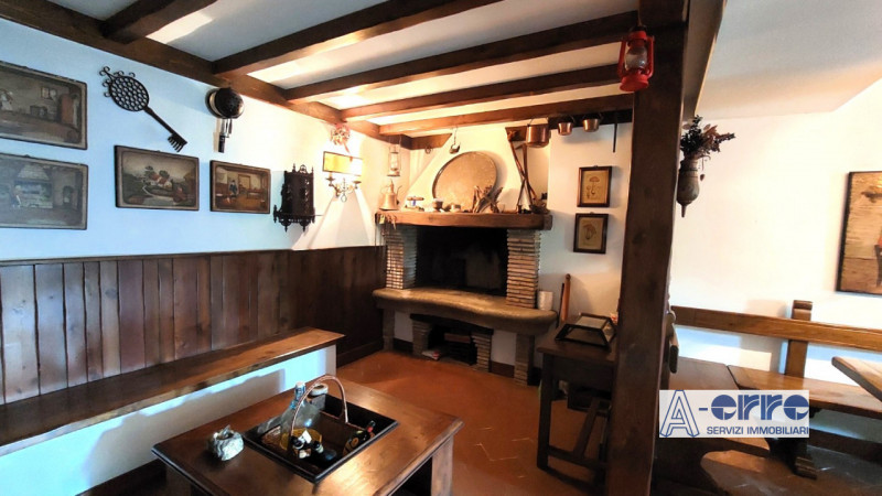 Splendida villa singola di grandi dimensioni, situata su un giardino privato di oltre 3000 metri,...