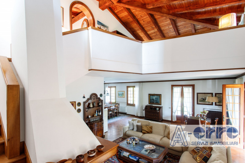 A San Zenone degli Ezzelini, in posizione riservata ma comoda ai principali collegamenti, proponi...