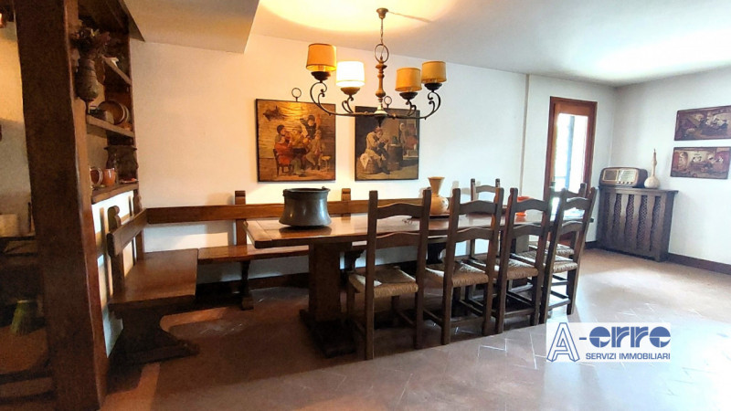 Splendida villa singola di grandi dimensioni, situata su un giardino privato di oltre 3000 metri,...