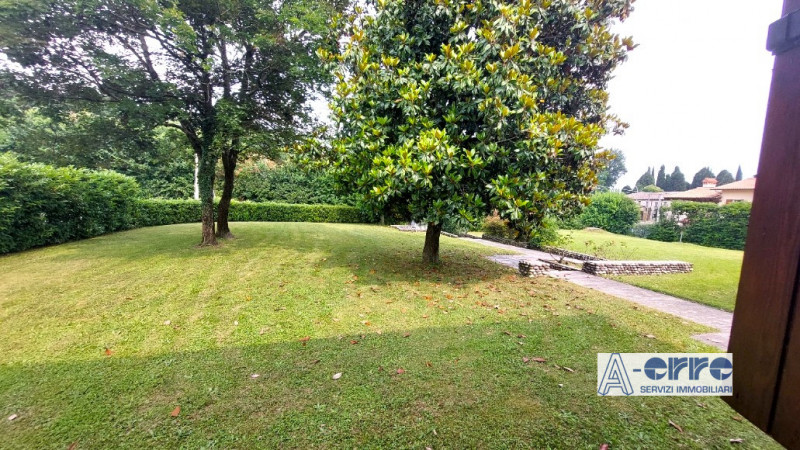 Splendida villa singola di grandi dimensioni, situata su un giardino privato di oltre 3000 metri,...