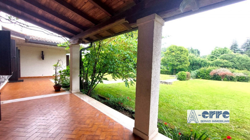 Splendida villa singola di grandi dimensioni, situata su un giardino privato di oltre 3000 metri,...