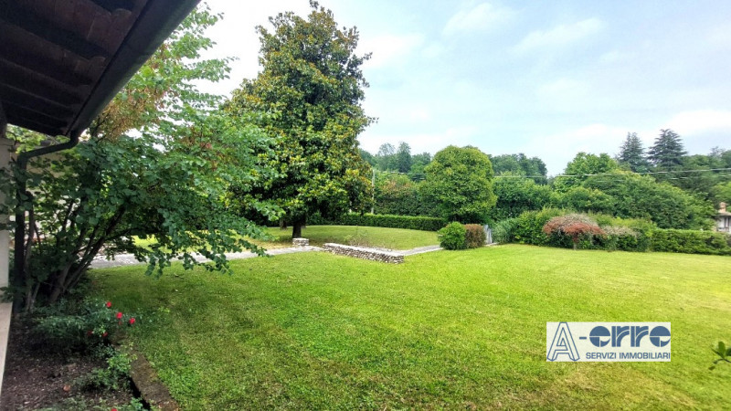 Splendida villa singola di grandi dimensioni, situata su un giardino privato di oltre 3000 metri,...