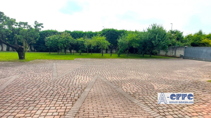 Splendida villa singola di grandi dimensioni, situata su un giardino privato di oltre 3000 metri,...