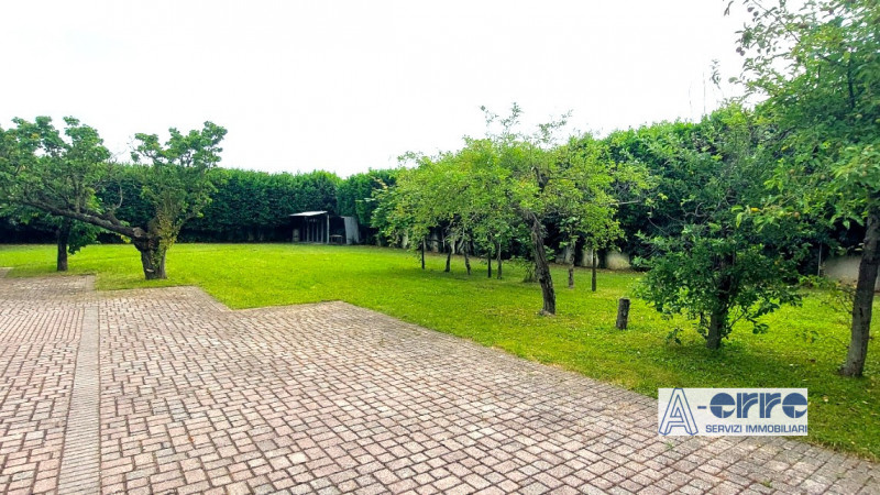 Splendida villa singola di grandi dimensioni, situata su un giardino privato di oltre 3000 metri,...