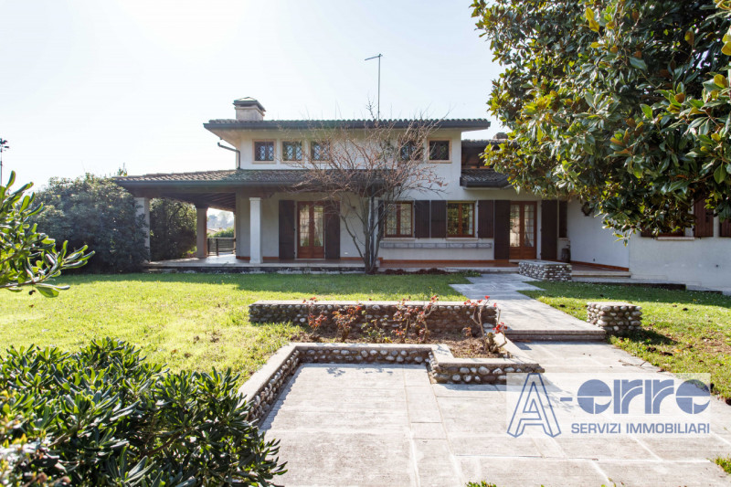 A San Zenone degli Ezzelini, in posizione riservata ma comoda ai principali collegamenti, proponi...