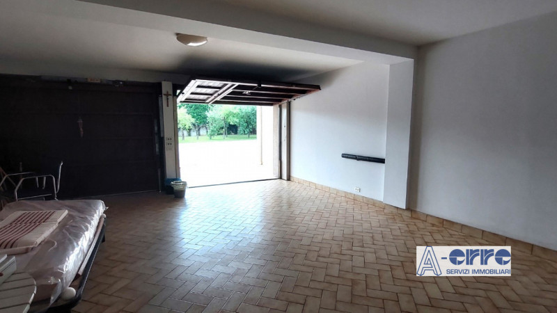 Splendida villa singola di grandi dimensioni, situata su un giardino privato di oltre 3000 metri,...