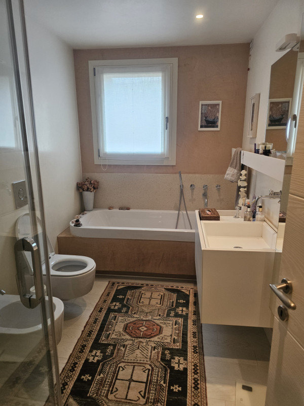 In esclusiva posizione nel cuore della città di Padova, nella rinomata zona delle Piazze, con gar...