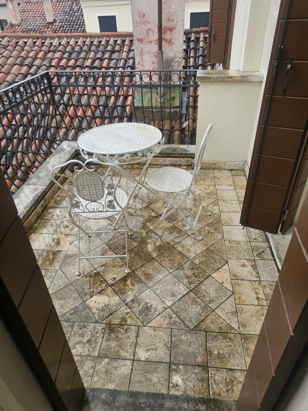 In esclusiva posizione nel cuore della città di Padova, nella rinomata zona delle Piazze, con gar...