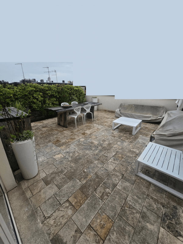 In esclusiva posizione nel cuore della città di Padova, nella rinomata zona delle Piazze, con gar...