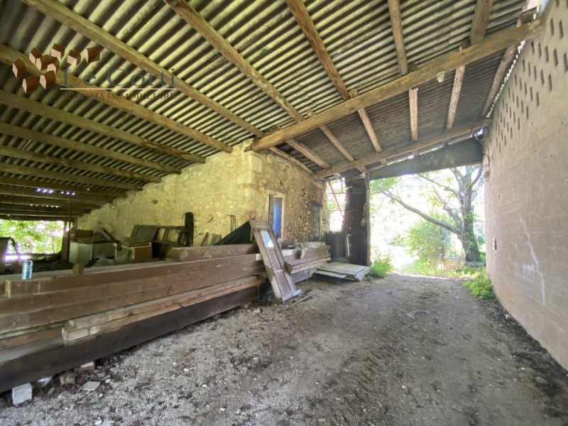 In vendita a Val Liona, proponiamo una spaziosa casa singola terratetto da ristrutturare con una ...
