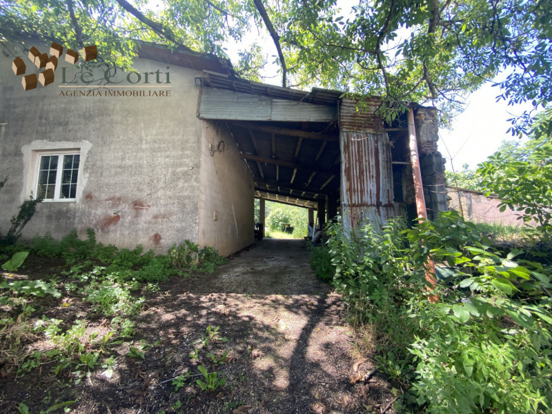 In vendita a Val Liona, proponiamo una spaziosa casa singola terratetto da ristrutturare con una ...
