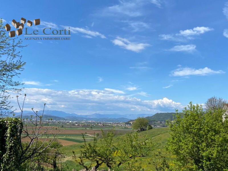 In vendita a Val Liona, proponiamo una spaziosa casa singola terratetto da ristrutturare con una ...