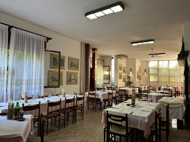 A Treponti di Teolo, situato in posizione ben visibile e di forte passaggio, proponiamo in vendit...