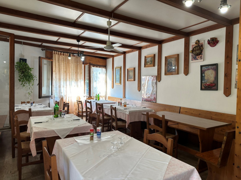 A Treponti di Teolo, situato in posizione ben visibile e di forte passaggio, proponiamo in vendit...