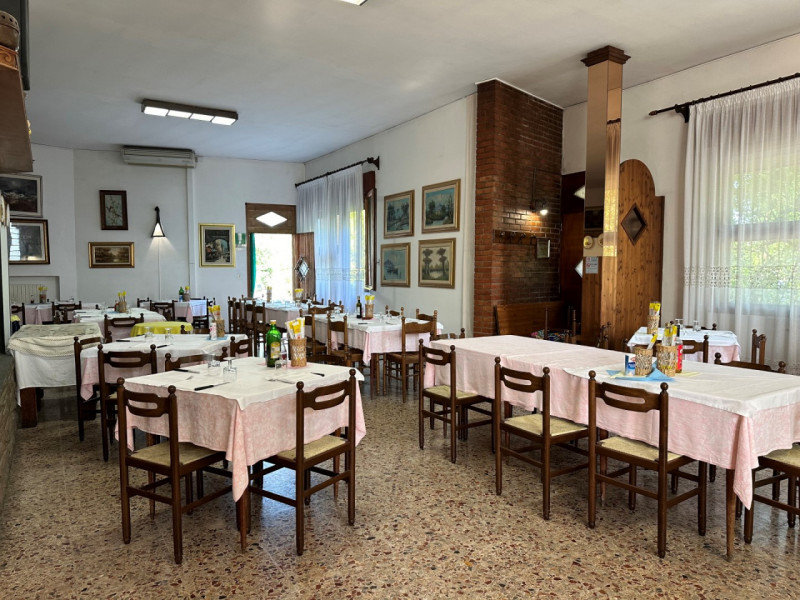 A Treponti di Teolo, situato in posizione ben visibile e di forte passaggio, proponiamo in vendit...