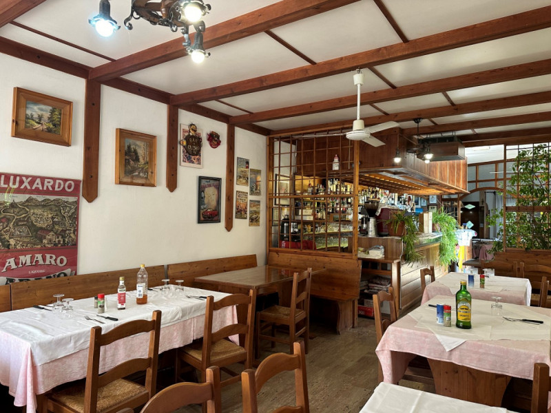 A Treponti di Teolo, situato in posizione ben visibile e di forte passaggio, proponiamo in vendit...