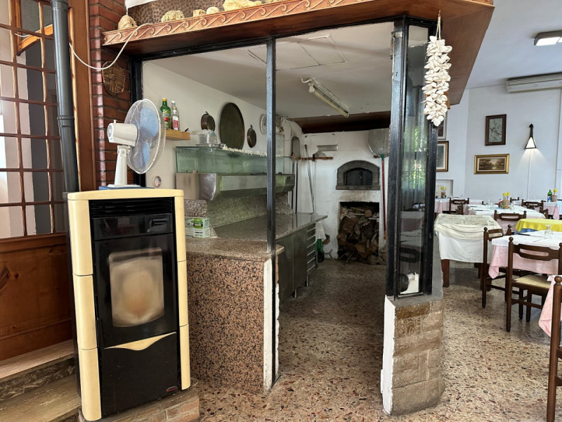 A Treponti di Teolo, situato in posizione ben visibile e di forte passaggio, proponiamo in vendit...