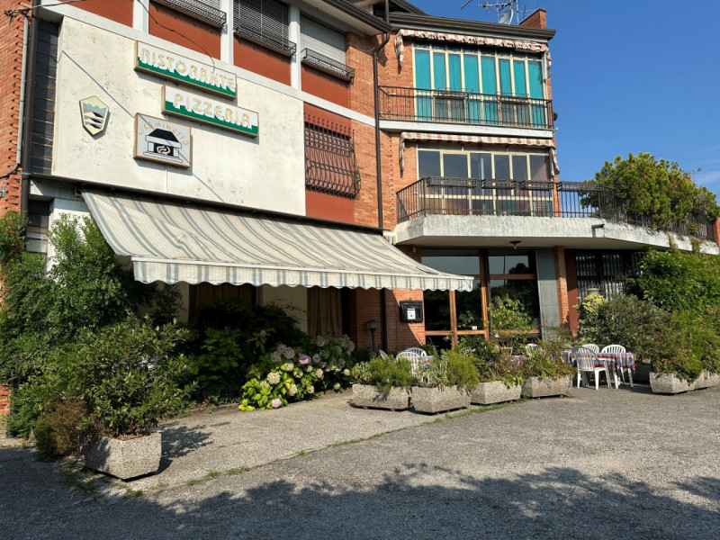 A Treponti di Teolo, situato in posizione ben visibile e di forte passaggio, proponiamo in vendit...