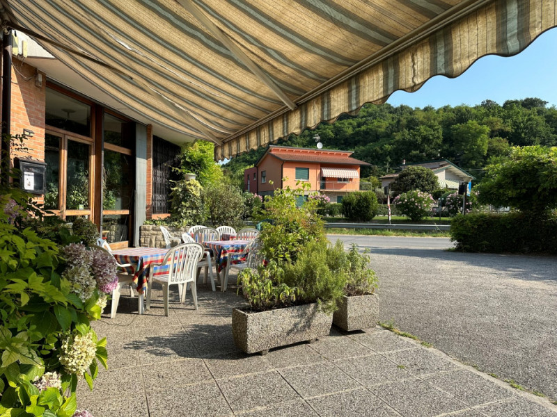 A Treponti di Teolo, situato in posizione ben visibile e di forte passaggio, proponiamo in vendit...