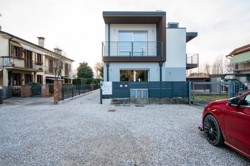 Nel cuore del centro di Campo San Martino proponiamo in vendita una splendida casa singola di 200...