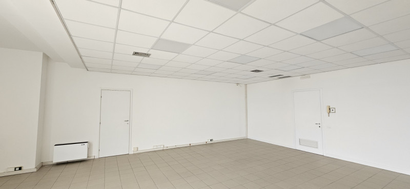 Riferimento per l'Agenzia AU0274 VIGONZA Zona Busa. Affittasi ufficio commerciale di Mq 78 calpes...