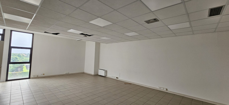 Riferimento per l'Agenzia AU0274 VIGONZA Zona Busa. Affittasi ufficio commerciale di Mq 78 calpes...