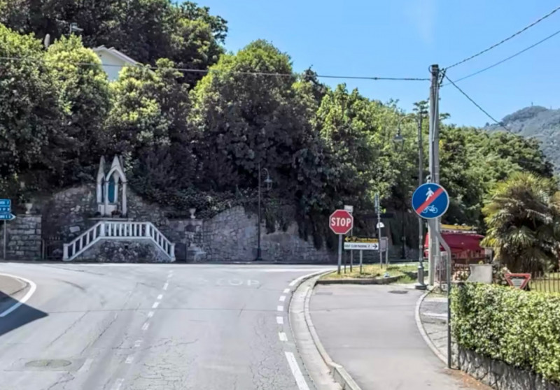 In una quadri famigliare degli anni ‘70 troviamo al piano terra l’appartamento. Si viene accolti ...