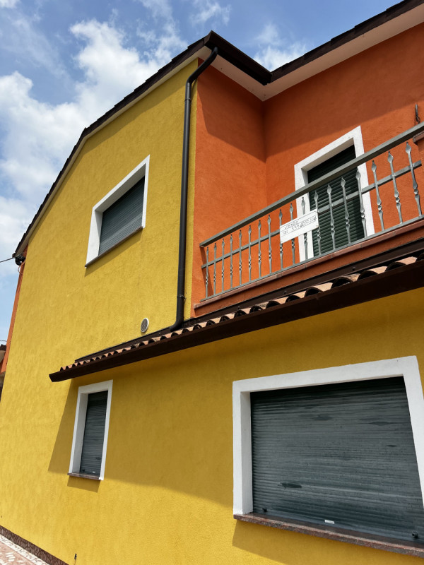 Entrando si trova di fronte l’accesso al bagno e la rampa di scale. Sulla destra si accede a 3 gr...