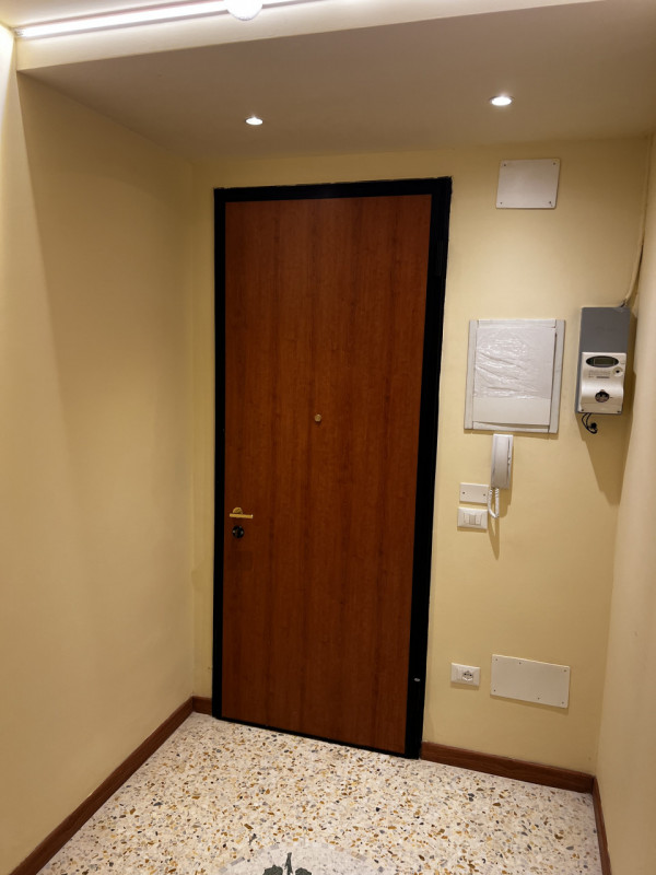 Entrando si trova di fronte l’accesso al bagno e la rampa di scale. Sulla destra si accede a 3 gr...