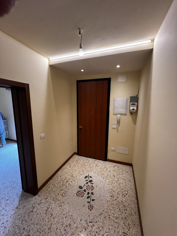 Entrando si trova di fronte l’accesso al bagno e la rampa di scale. Sulla destra si accede a 3 gr...