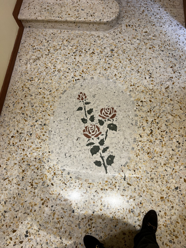 Entrando si trova di fronte l’accesso al bagno e la rampa di scale. Sulla destra si accede a 3 gr...