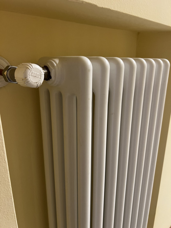 Entrando si trova di fronte l’accesso al bagno e la rampa di scale. Sulla destra si accede a 3 gr...