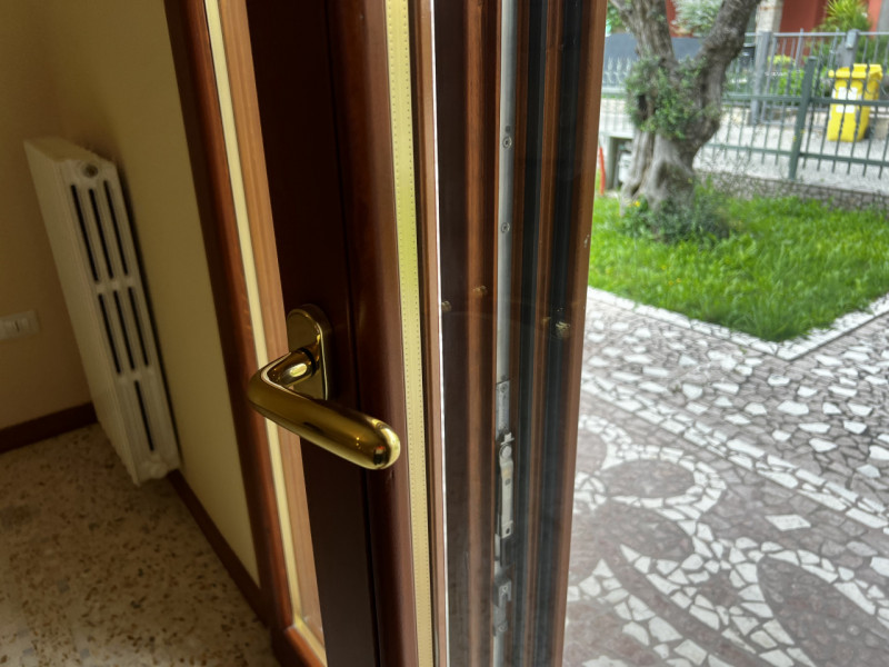 Entrando si trova di fronte l’accesso al bagno e la rampa di scale. Sulla destra si accede a 3 gr...